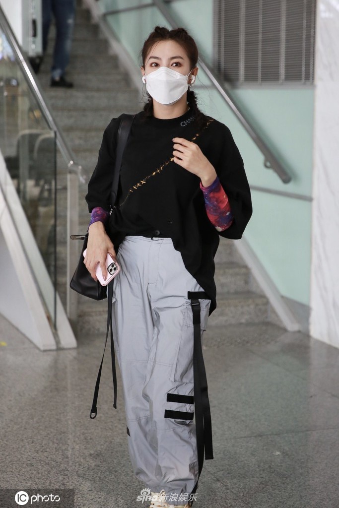 张雨绮扎麻花辫少女感爆棚彩色内搭配工装裤又飒又俏皮