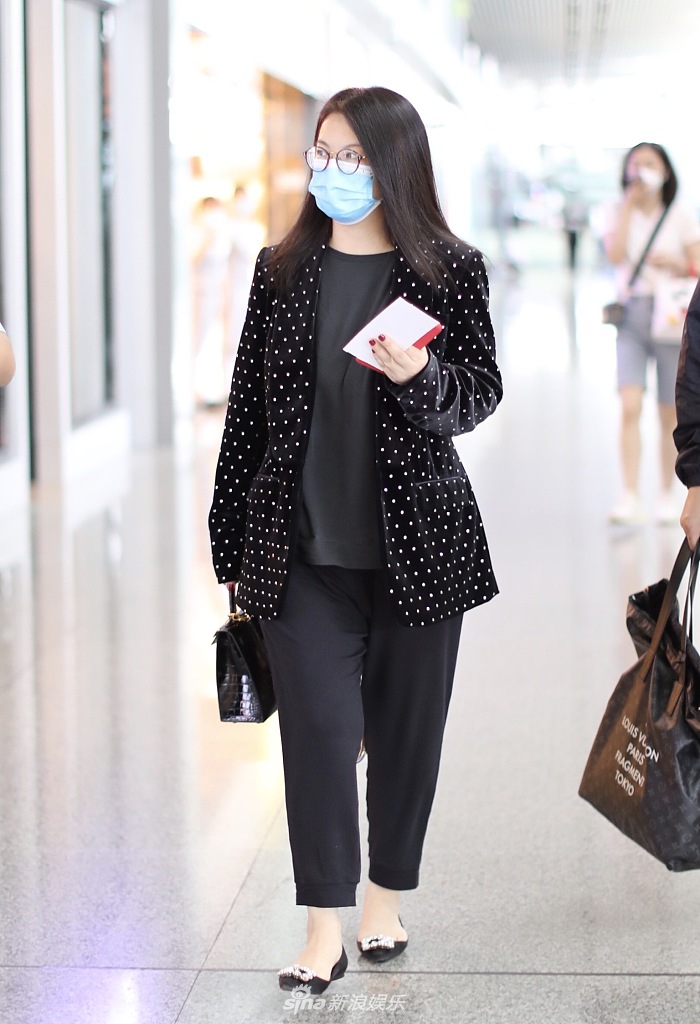 发福的李湘打扮像极了女企业家一旁的王岳伦像保镖