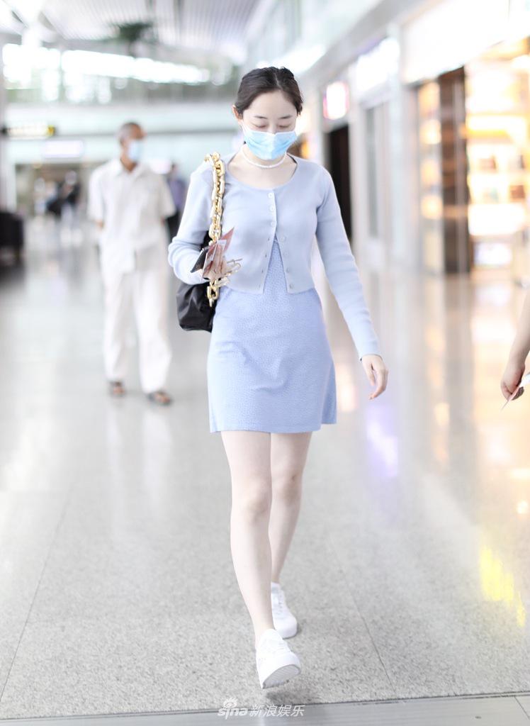 蒋梦婕穿包臀短裙秀纤腰长腿白到发光素颜似清纯小学妹