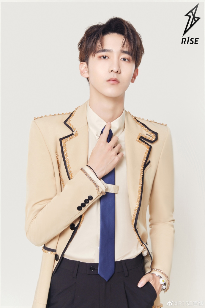 r1se成团一周年制服升级11位鲜衣少年写真曝光