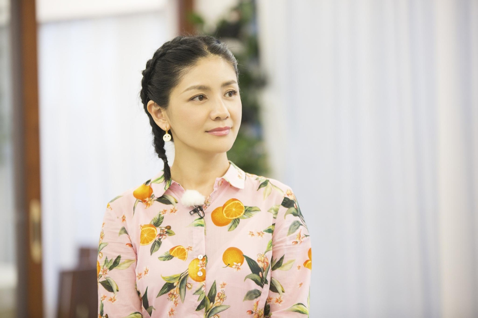 胡可双马尾编发活力满满单手拎箱化身大力美少女