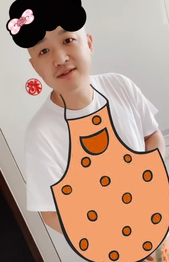 包文婧宅家享受亲子时光 包贝尔搭城堡做饭超有爱