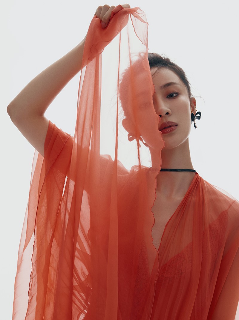 孙佳雨盛夏橘色写真曝光薄纱掩面俏皮时髦
