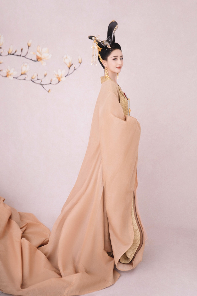 佟丽娅穿金色古装优雅高贵对镜浅笑尽显女神风韵