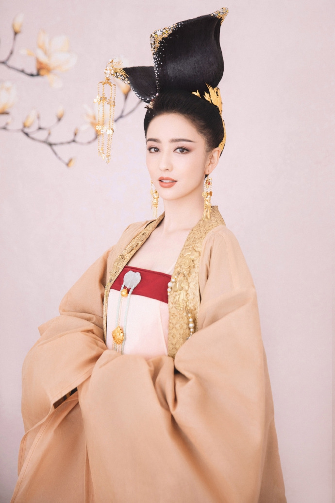 佟丽娅穿金色古装优雅高贵对镜浅笑尽显女神风韵