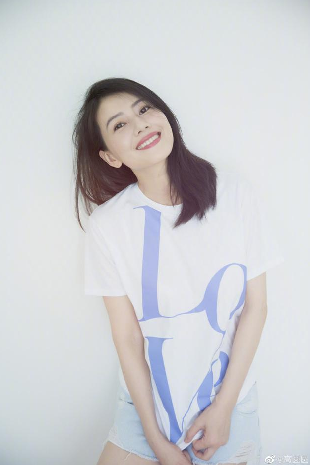 胡可双马尾编发活力满满 单手拎箱化身"大力美少女"