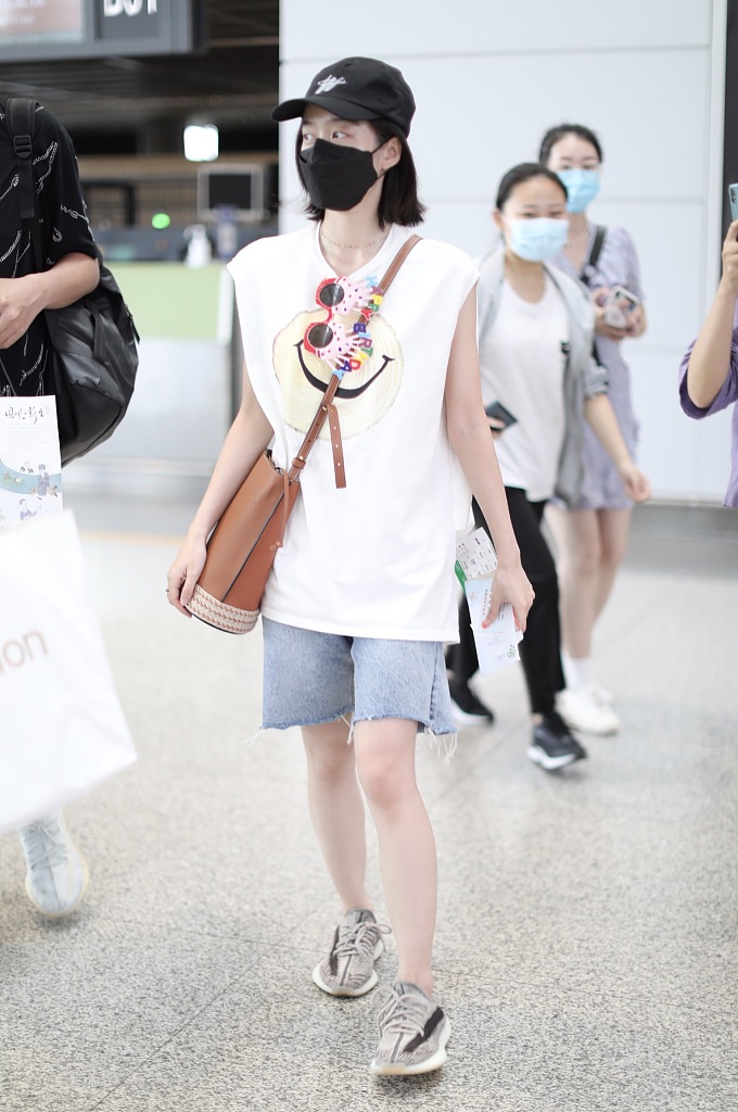 张雪迎穿无袖白t搭短裤秀美腿 肌肤雪白化身元气少女