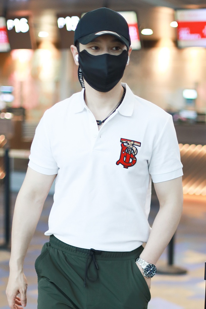 黄晓明穿白色上衣现身机场 笑眼弯弯超亲切