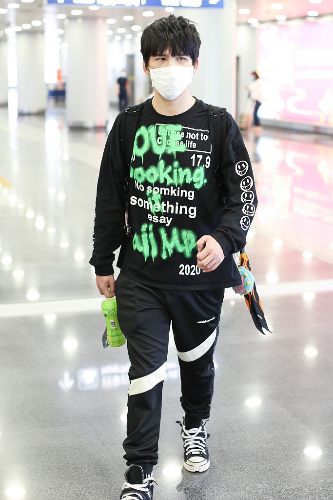 大张伟喷漆卫衣造型潮范足 穿帆布鞋不系鞋带玩转时尚