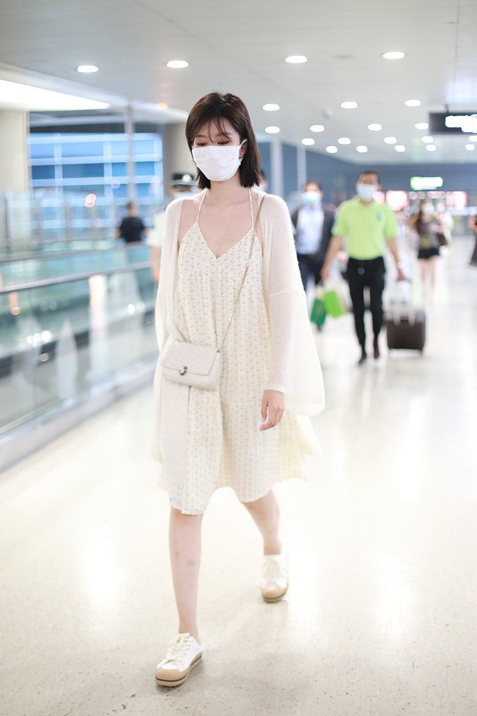 乔欣穿白色吊带裙仙气飘飘对镜打招呼可爱十足