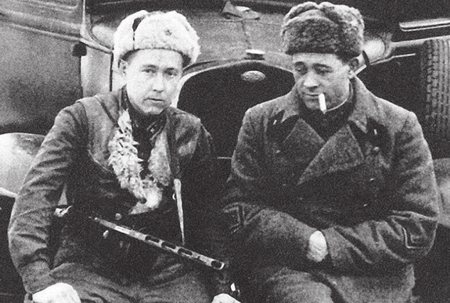 1943年2月，炮兵连长索尔仁尼琴(左)和侦察营营长普舍琴科。