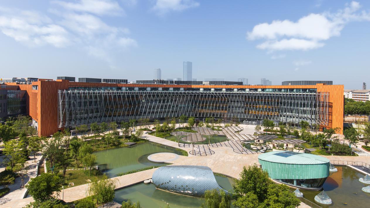 "西浦国际商学院(ibss)是一所年轻,富有创造力和充满活力的中外合作商