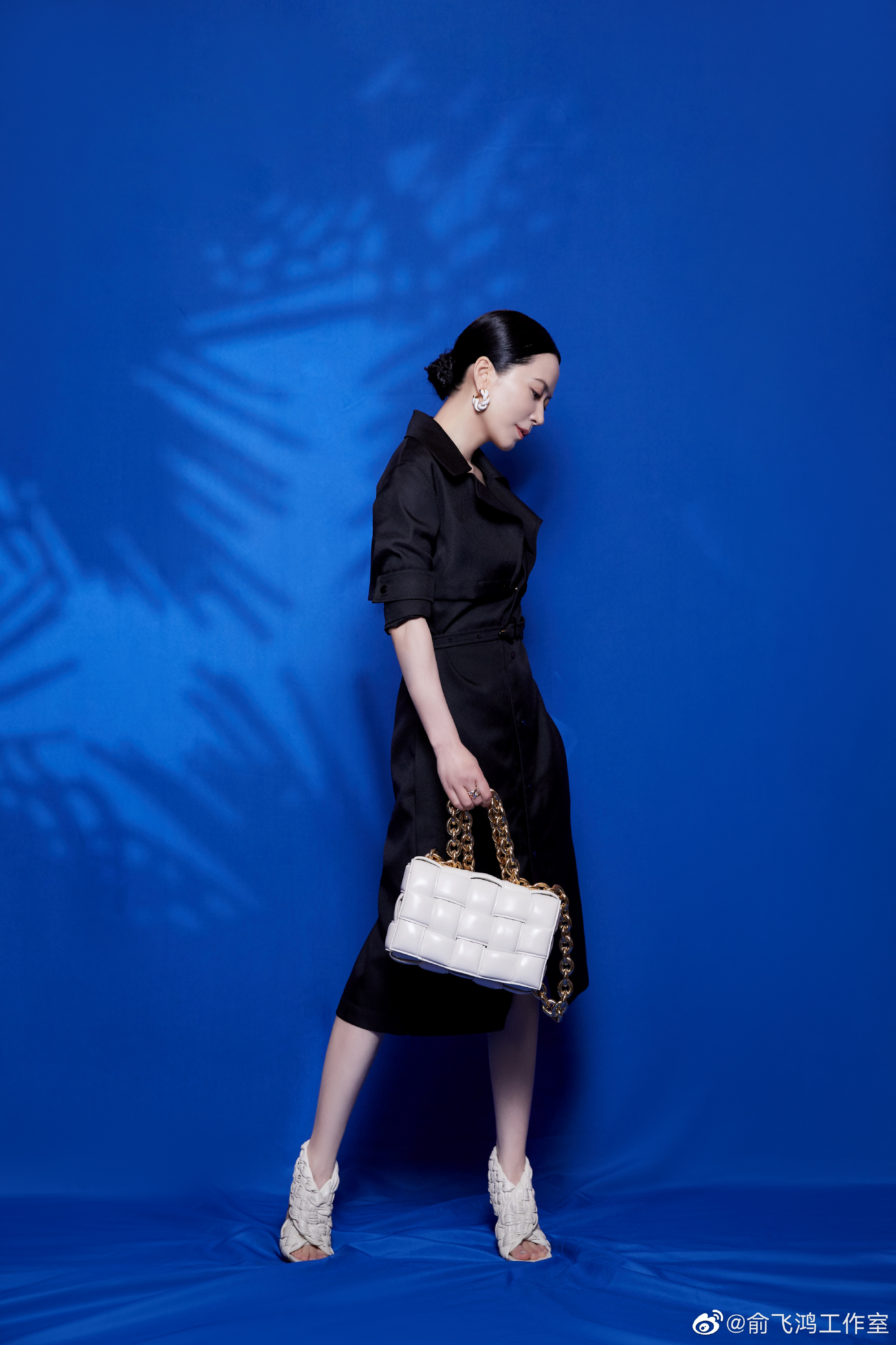 大女人俞飞鸿身着黑色风衣气场全开