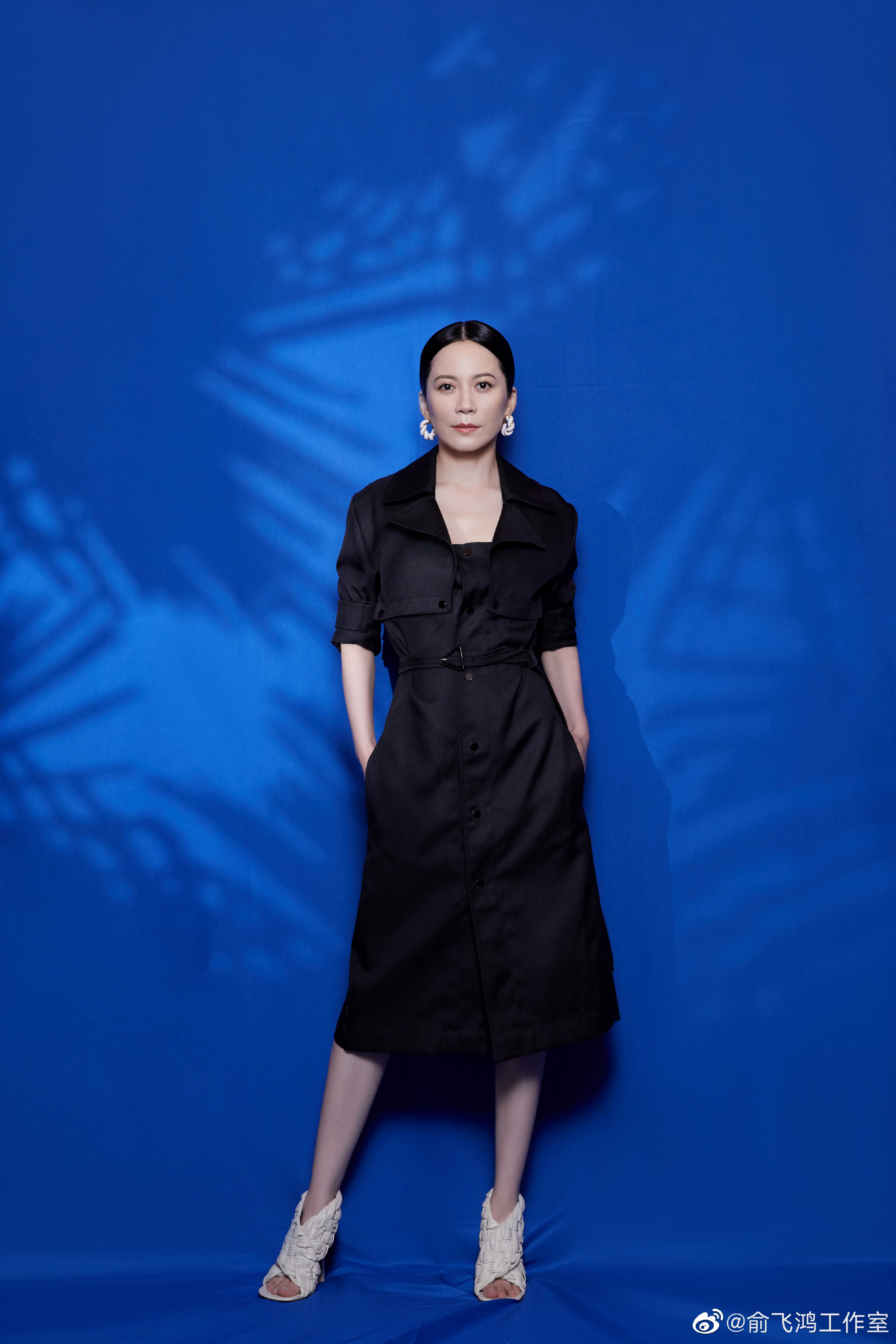 大女人俞飞鸿身着黑色风衣 气场全开!