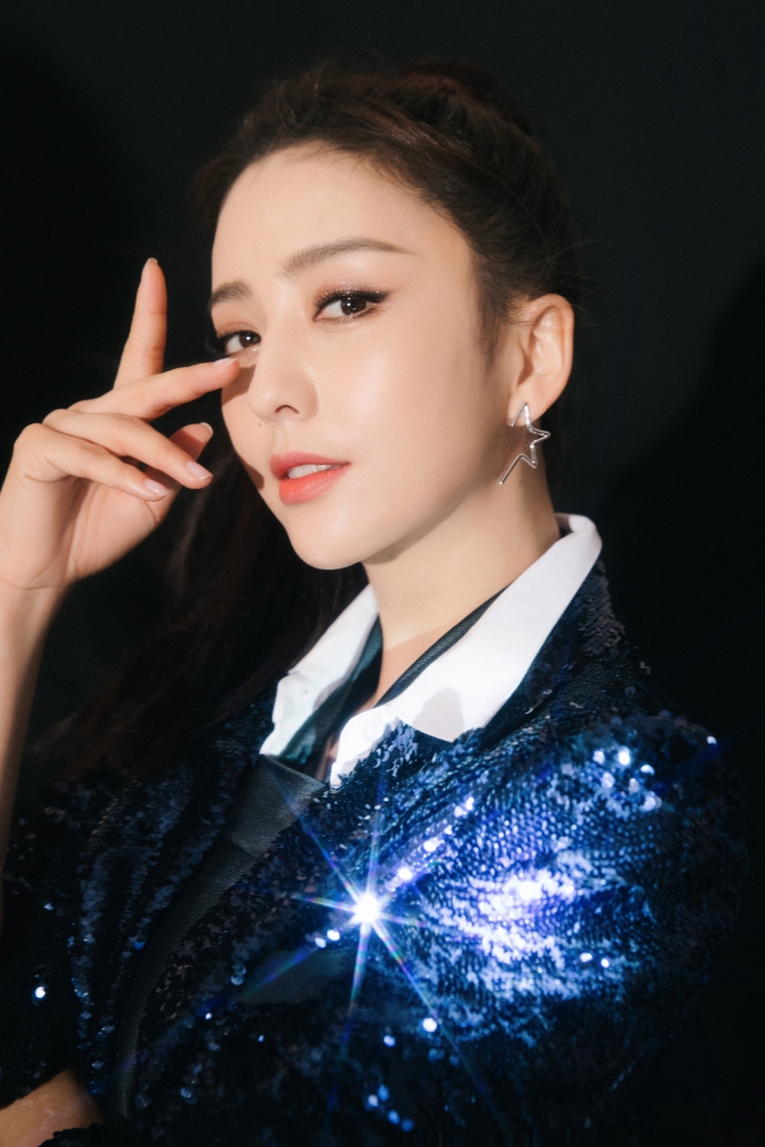 佟丽娅穿亮片西装搭热裤秀美腿扎高马尾大气利落气场强