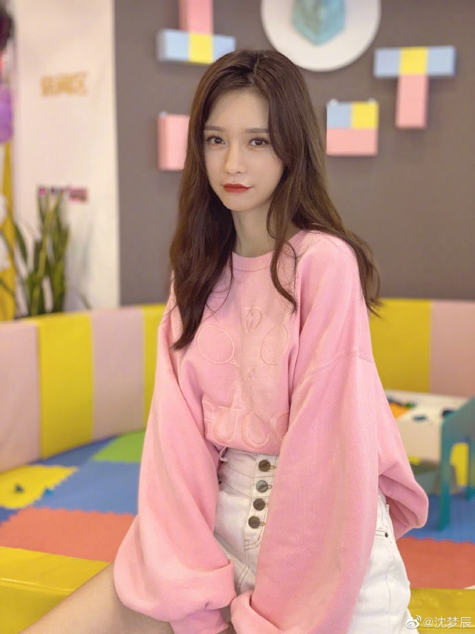 沈梦辰分享粉色系look美照 眼神温柔淑女范儿满满