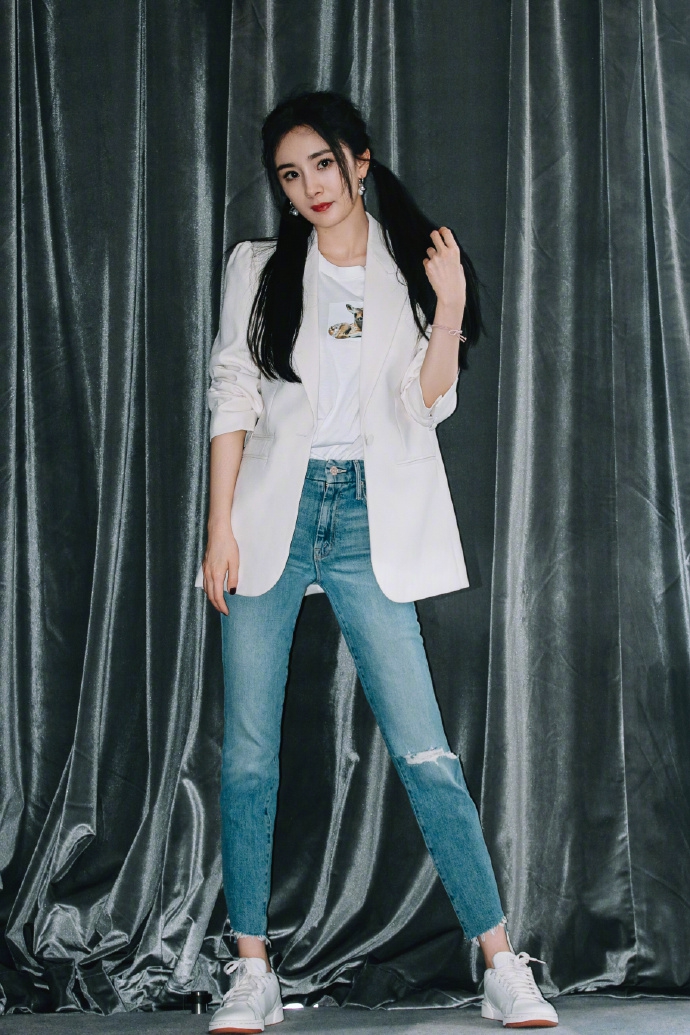 杨幂扎双马尾灵动俏皮穿黄t叠搭宽松短袖时尚减龄