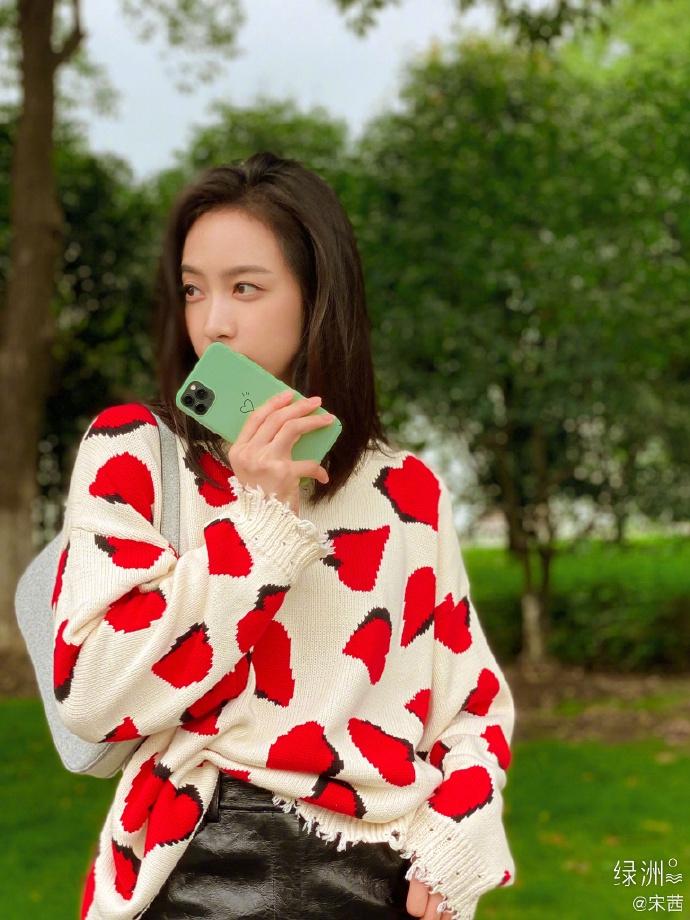 宋茜穿桃心毛衣配黑色皮裤 对镜比心俏皮可爱