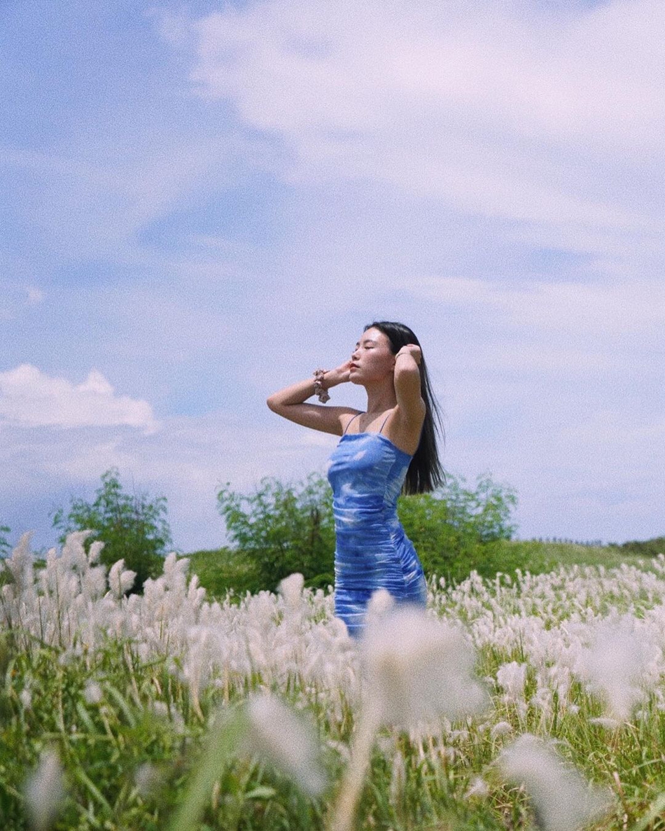 7月7日晚上,高以翔的女友苏湘涵(bella)分享两组草丛中的照片,摘下了