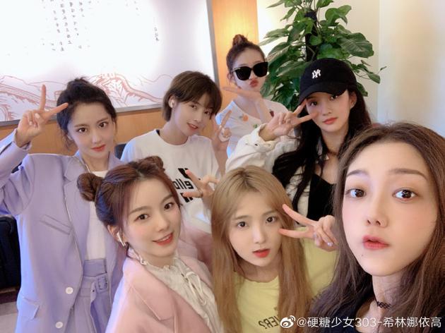 希林娜依高晒硬糖少女合照七人对镜比耶元气足