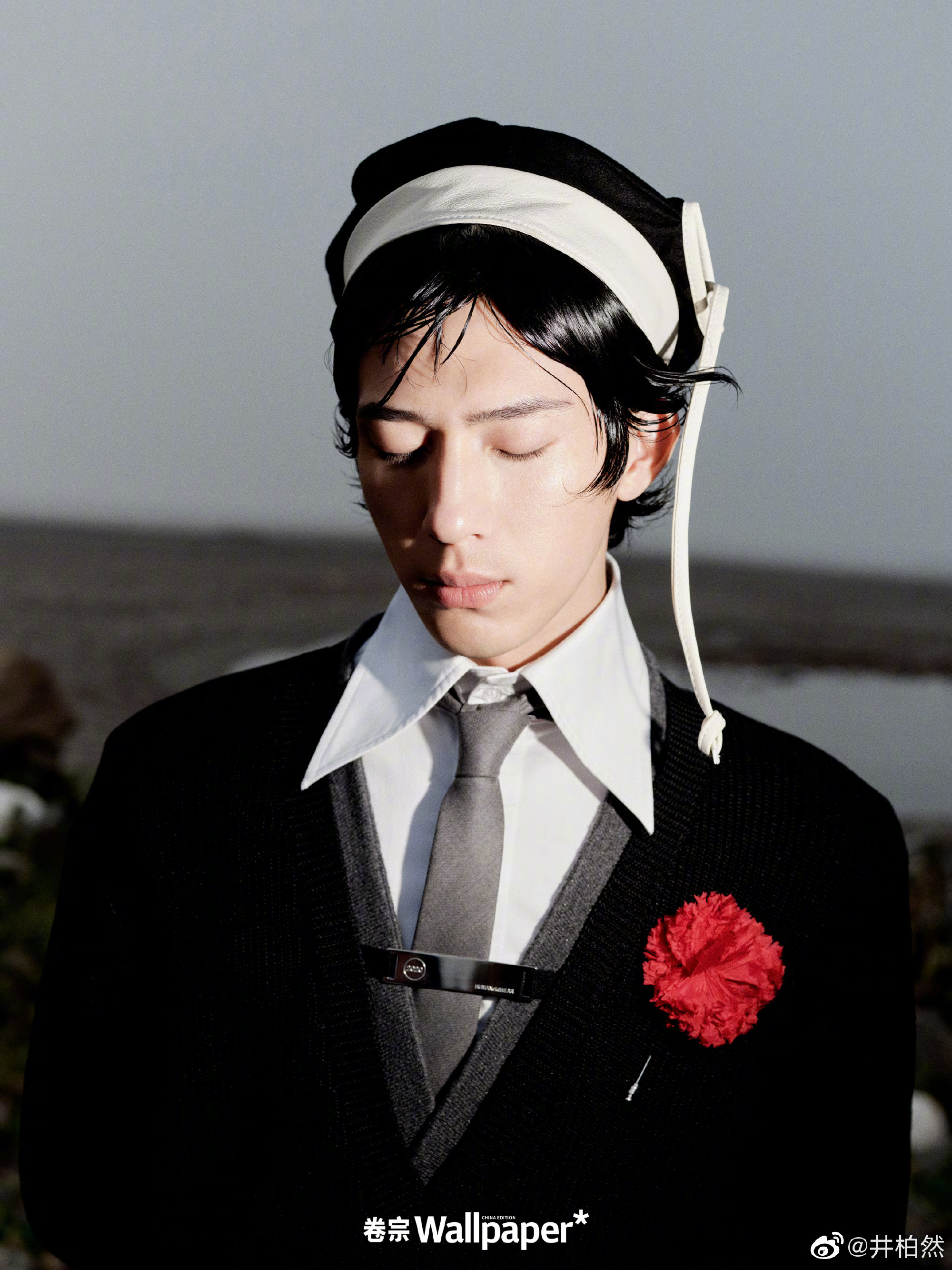 井柏然登杂志封面艺术家气质十足