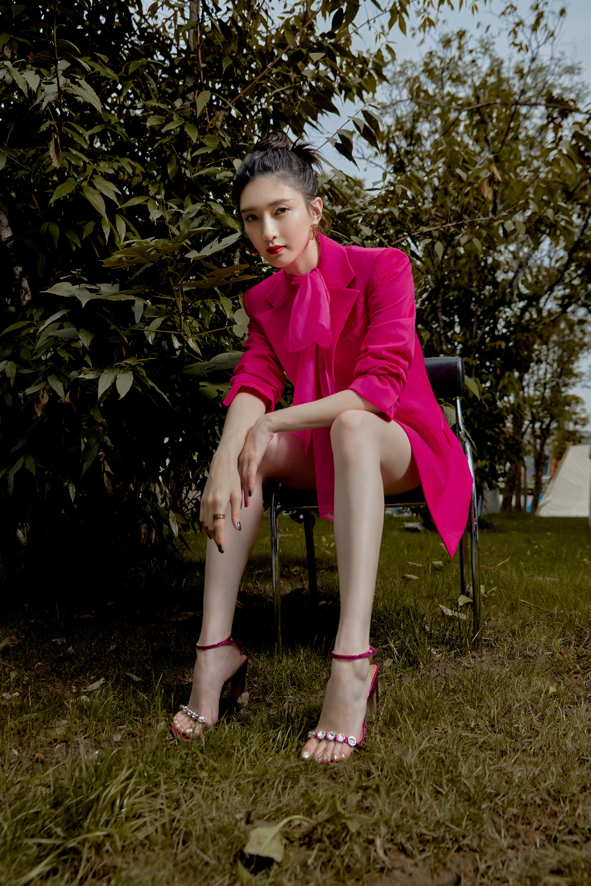 江疏影身着粉色系西装 优雅而恬静!