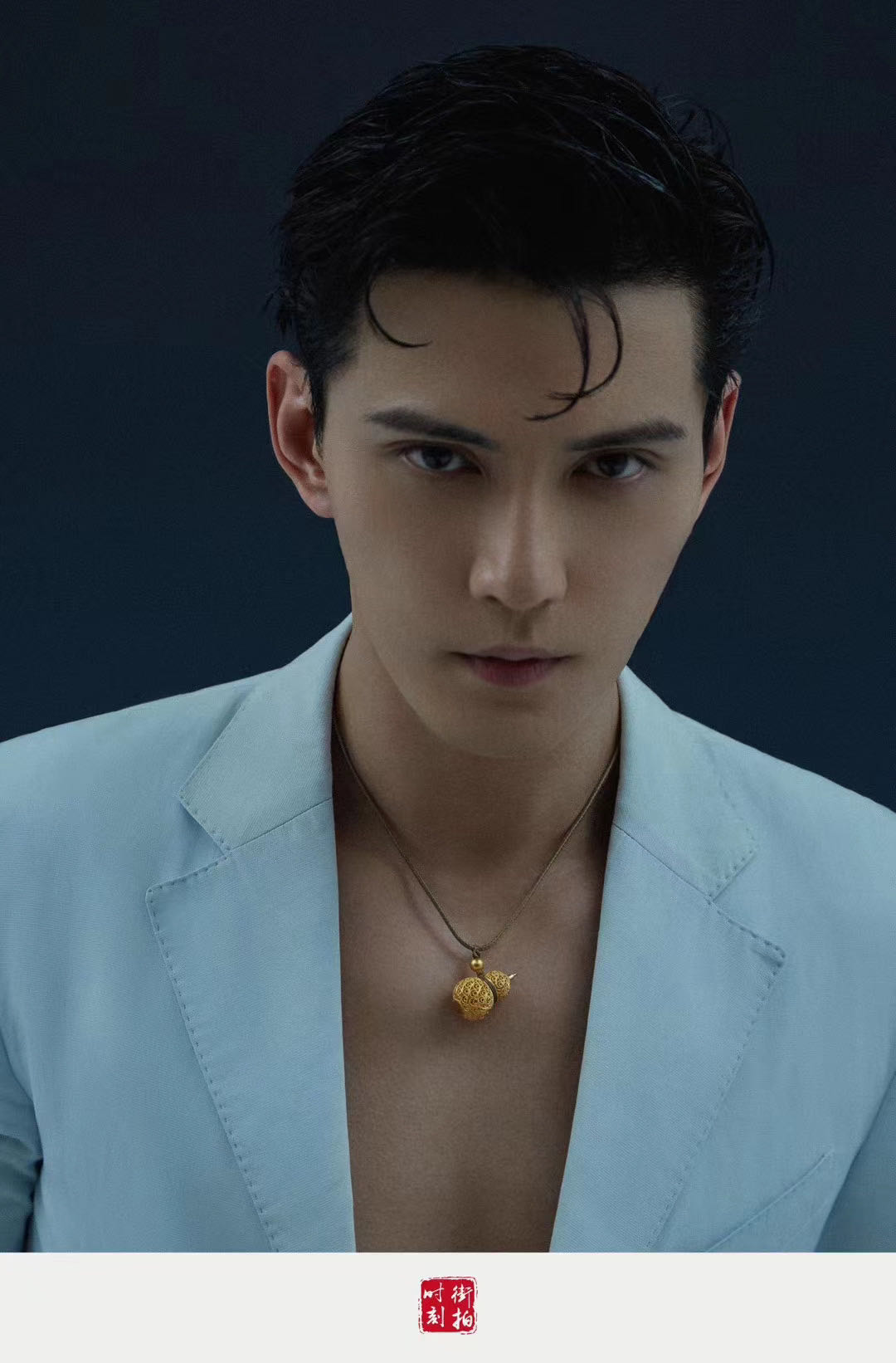 徐正溪身着蓝色西装时尚与复古结合