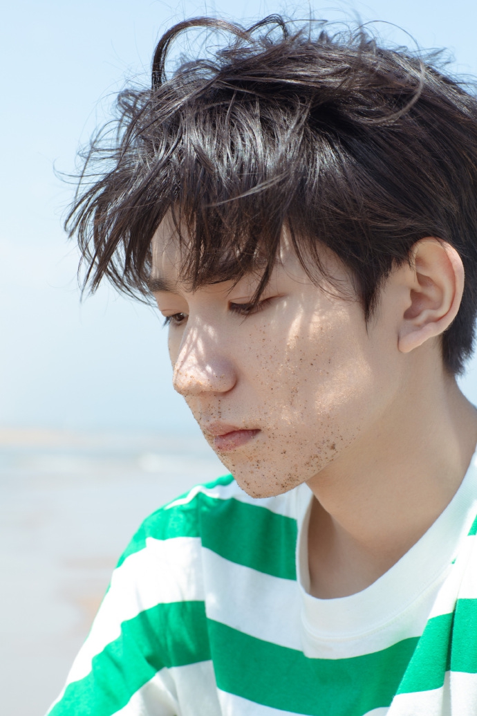 7月13日,王源工作室分享一组王源海边近照,照片中的王源留一头随性