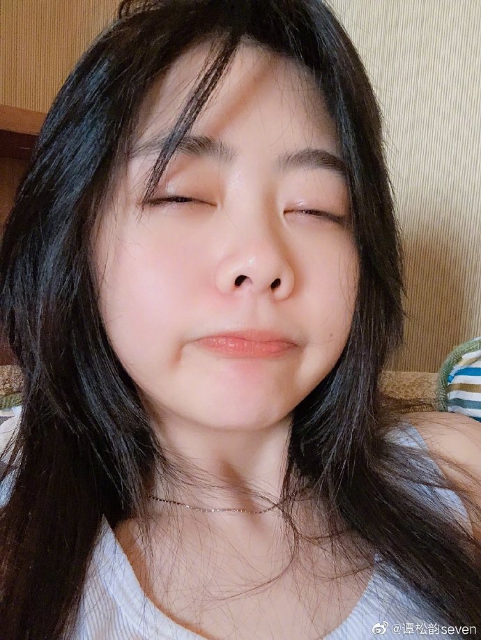 照片中谭松韵素颜出镜,一副刚睡醒的样子,皮肤清透发丝微凌乱.