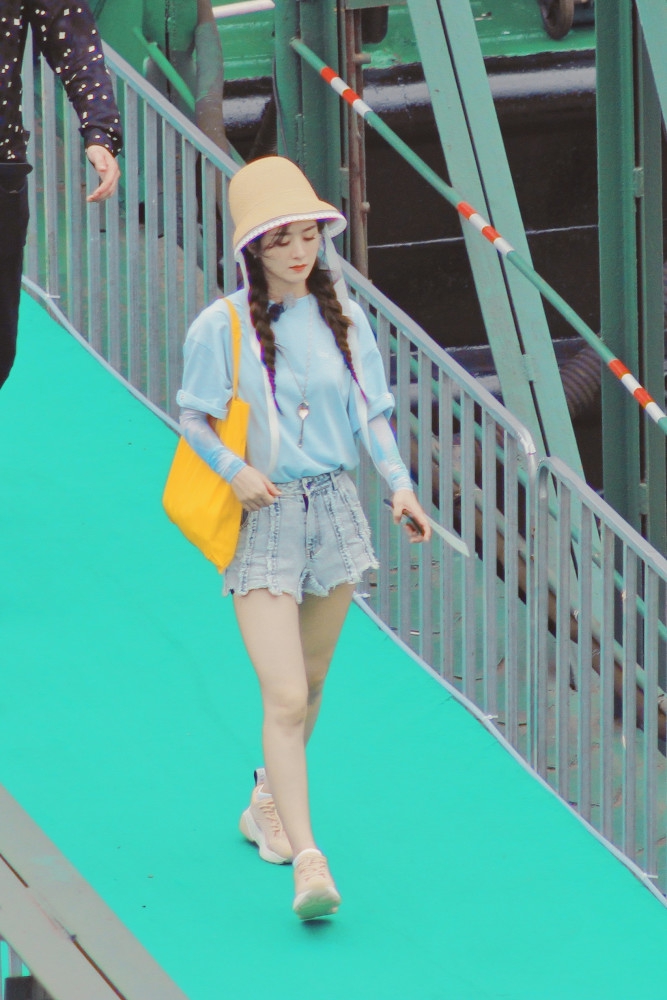 赵丽颖穿蓝色短袖搭热裤秀美腿梳双麻花辫清爽元气