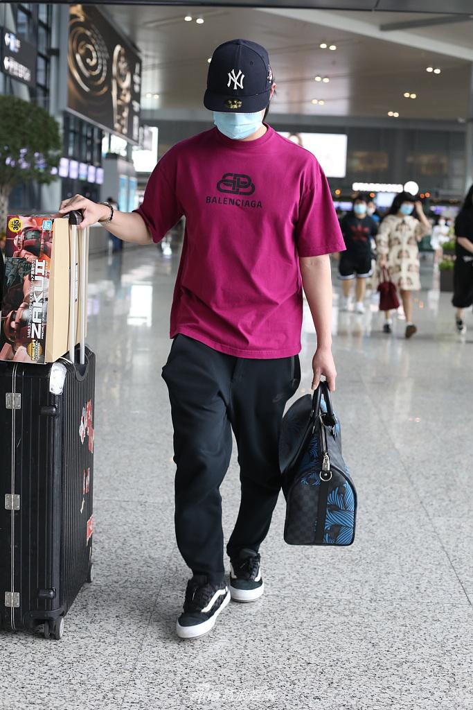 2020年7月16日,上海,尹正现身机场.