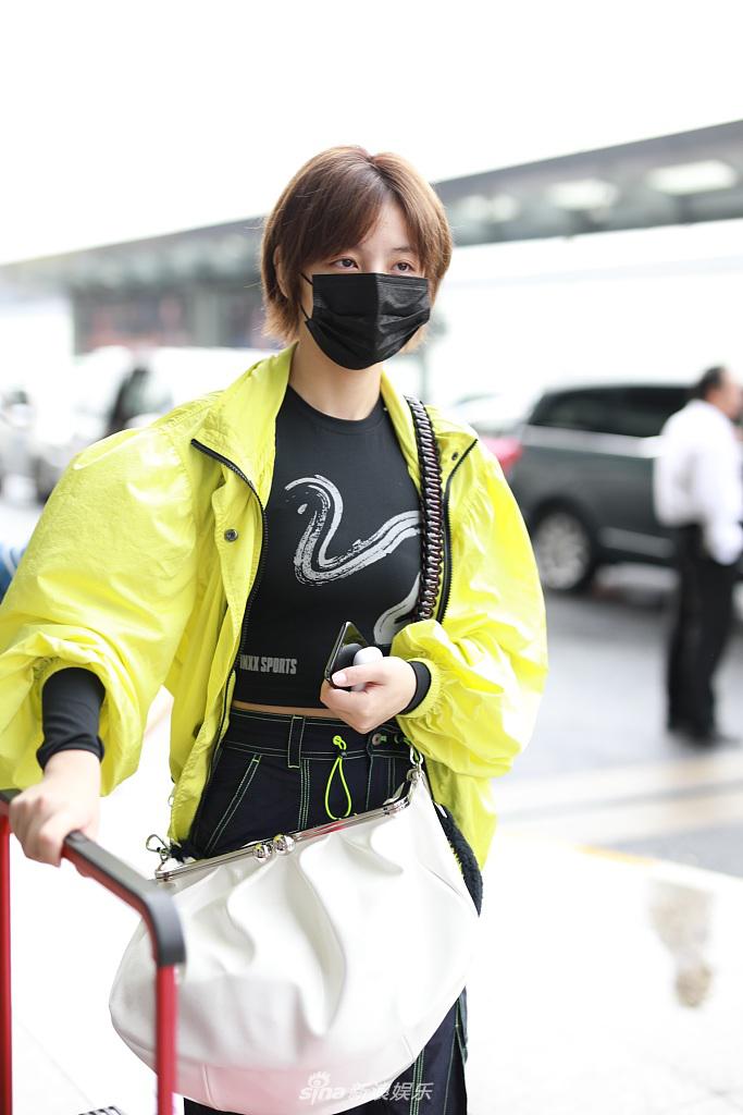 硬糖少女303亮相机场赵粤清新帅气刘些宁似小公主