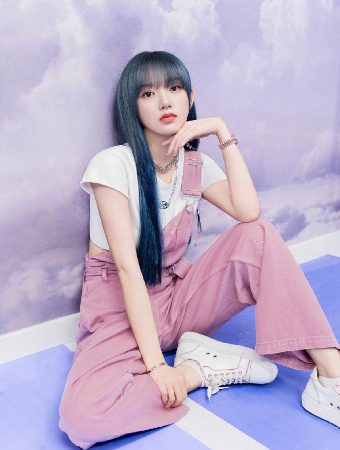 7月17日,一组程潇节目录制造型曝光,她穿着白色短上衣搭配粉红单肩