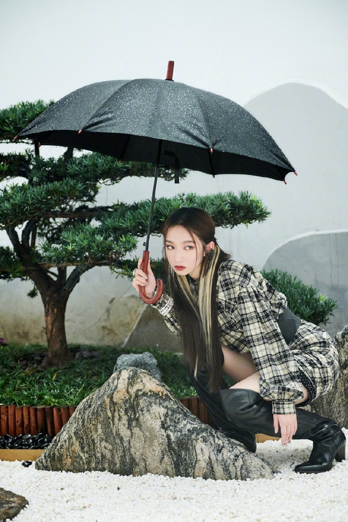 孟美岐扎双马尾风格酷飒穿格纹裙配过膝靴气场slay