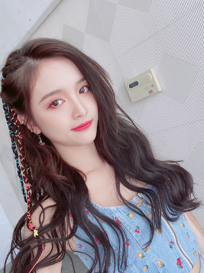 吴宣仪编彩色发辫个性俏皮穿清凉牛仔套装秀香肩美腿