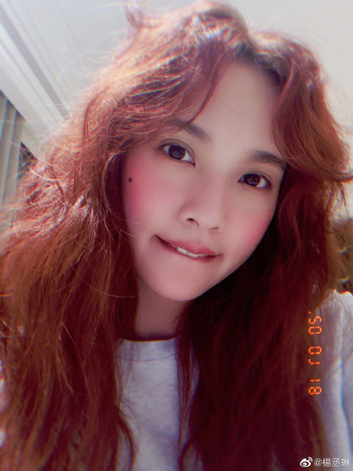 杨丞琳嘟嘴咬唇俏皮可爱蓬松红卷发少女感满满