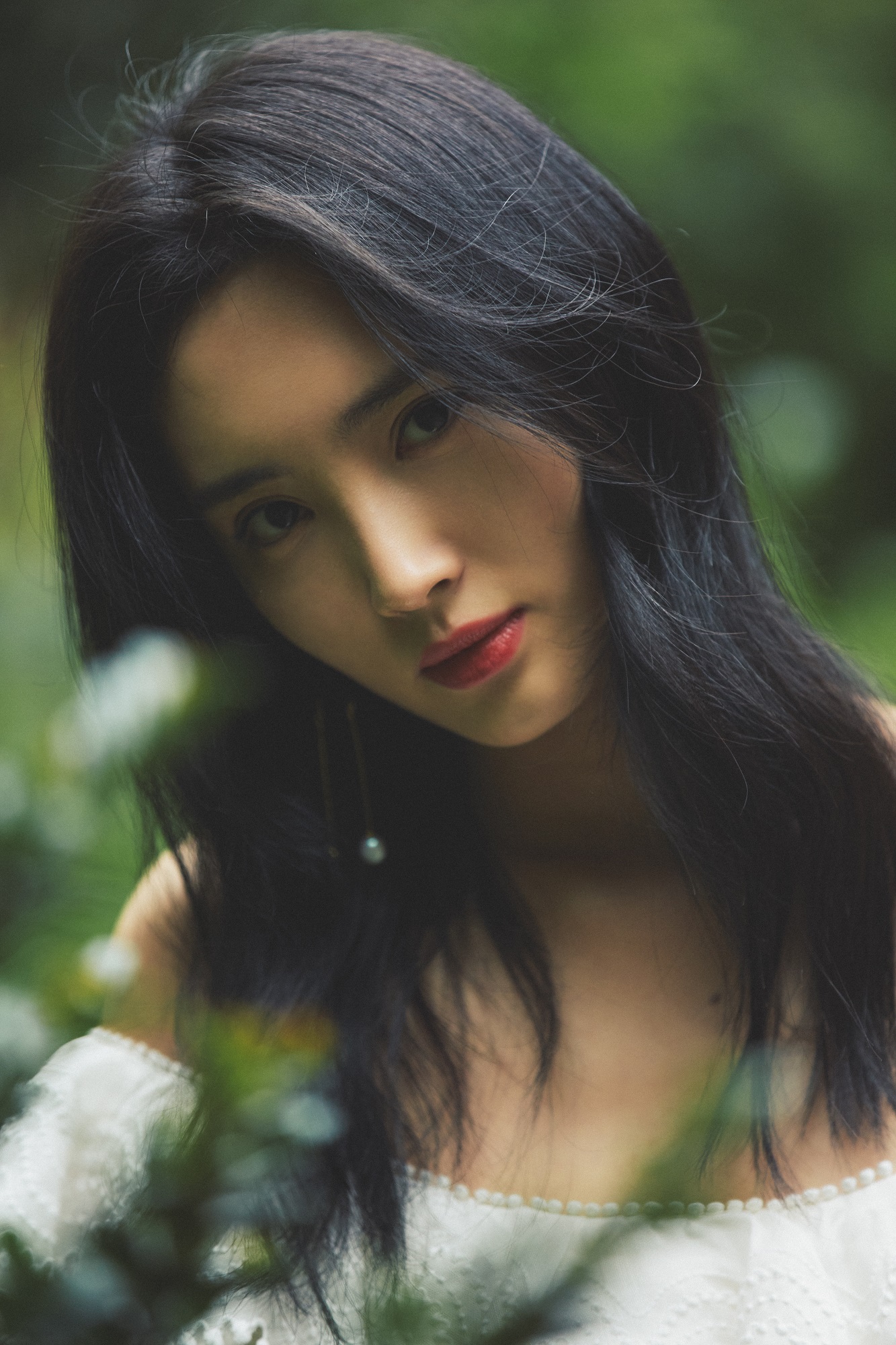 王紫璇身着白蕾丝短裙花开时刻感受夏日香气