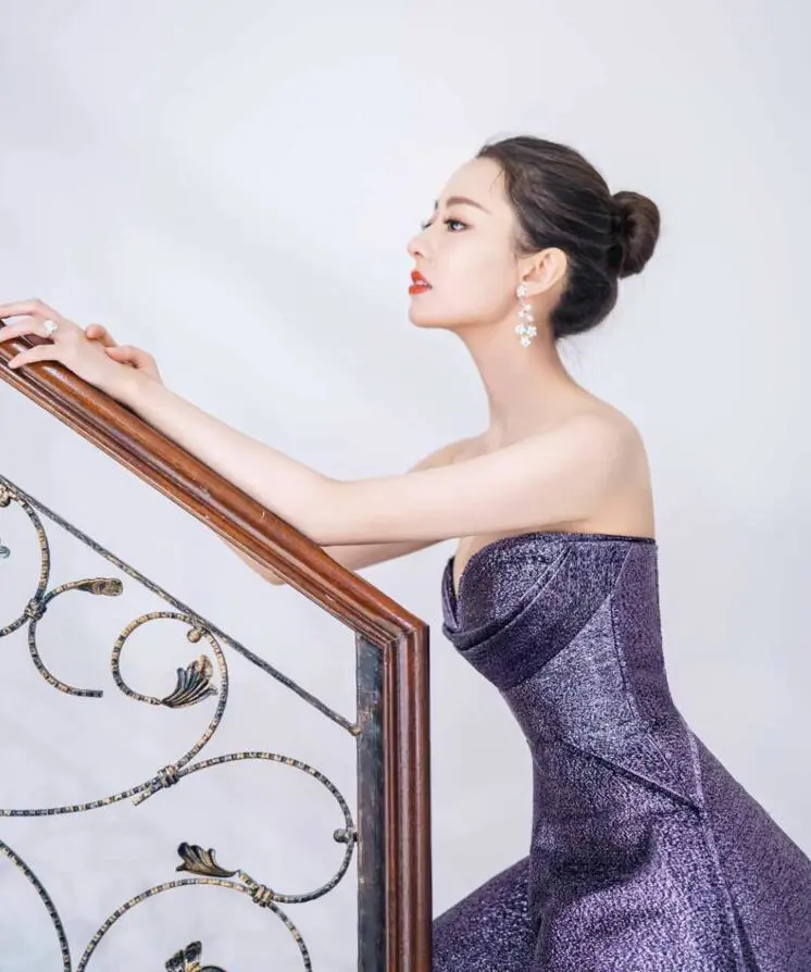 朗朗妻子吉娜晒美照一袭淡蓝色仙女裙大秀香肩美背