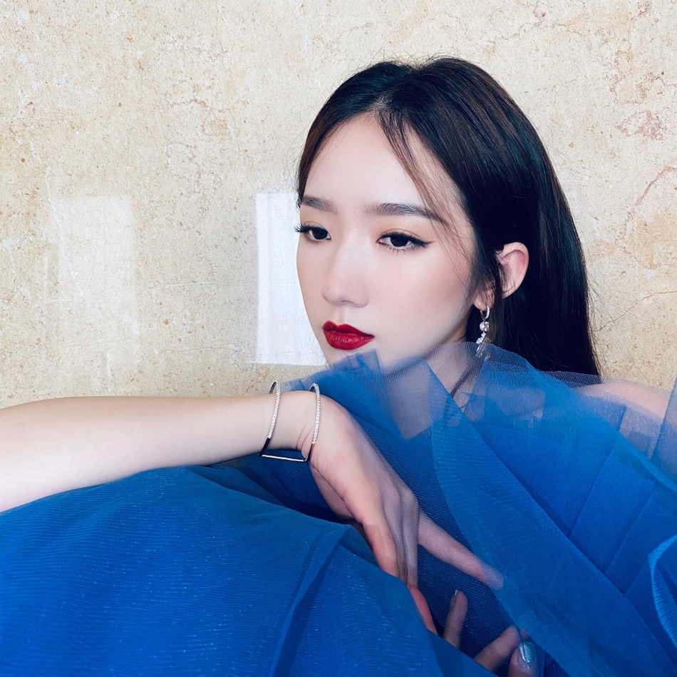 孟美岐穿蓝色纱裙露美肩中分直发大红唇气场全开