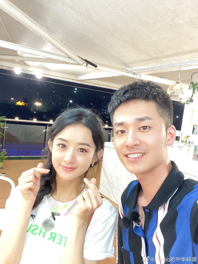 《中餐厅4》再曝杀青合照 赵丽颖王俊凯等比剪刀手笑容灿烂