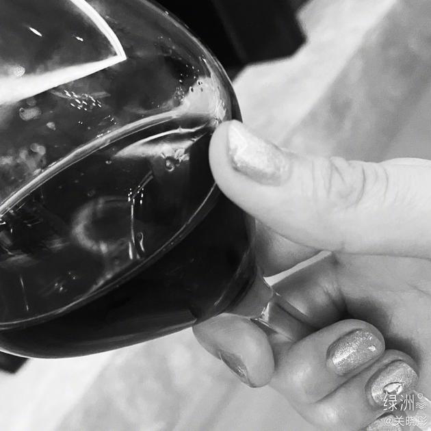 近日,关晓彤在绿洲晒出一张自拍照和一张手拿酒杯的照片.